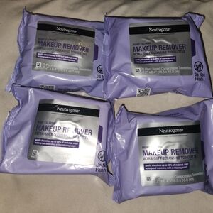 Neutrogena Night Calming Cleansing Towelettes in Purple